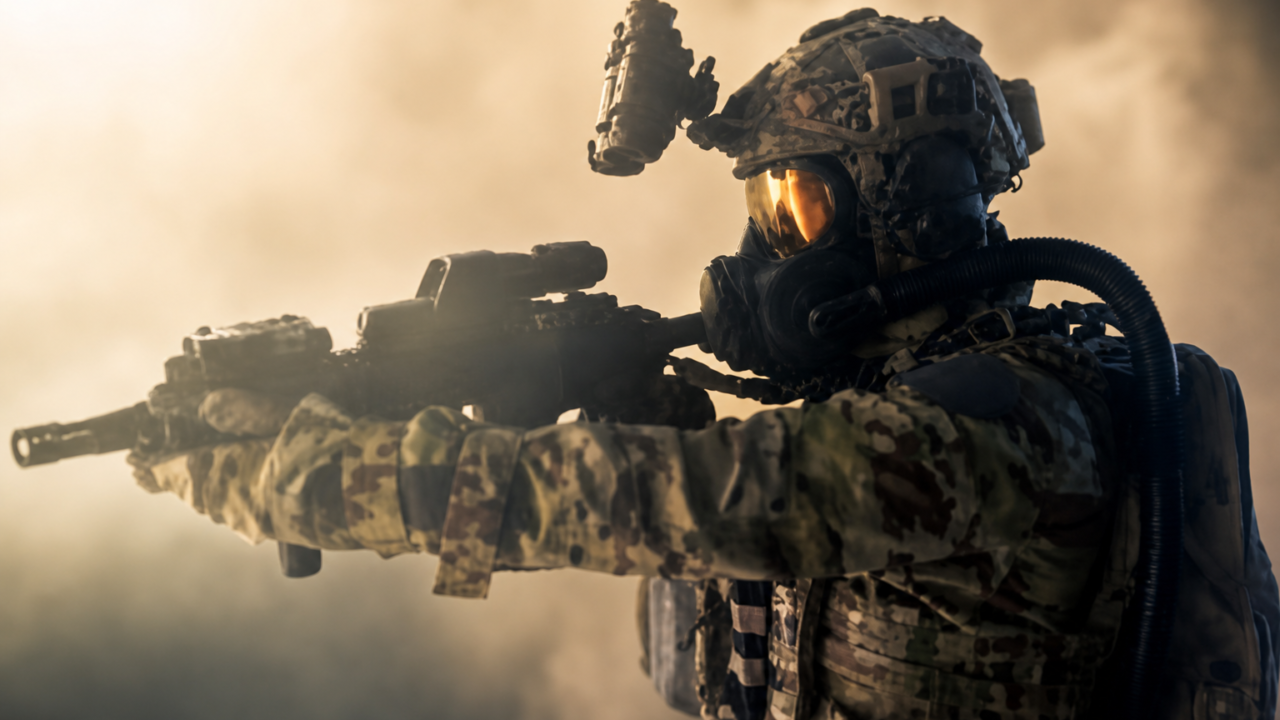 Soldat en tenue CBRN en entraînement