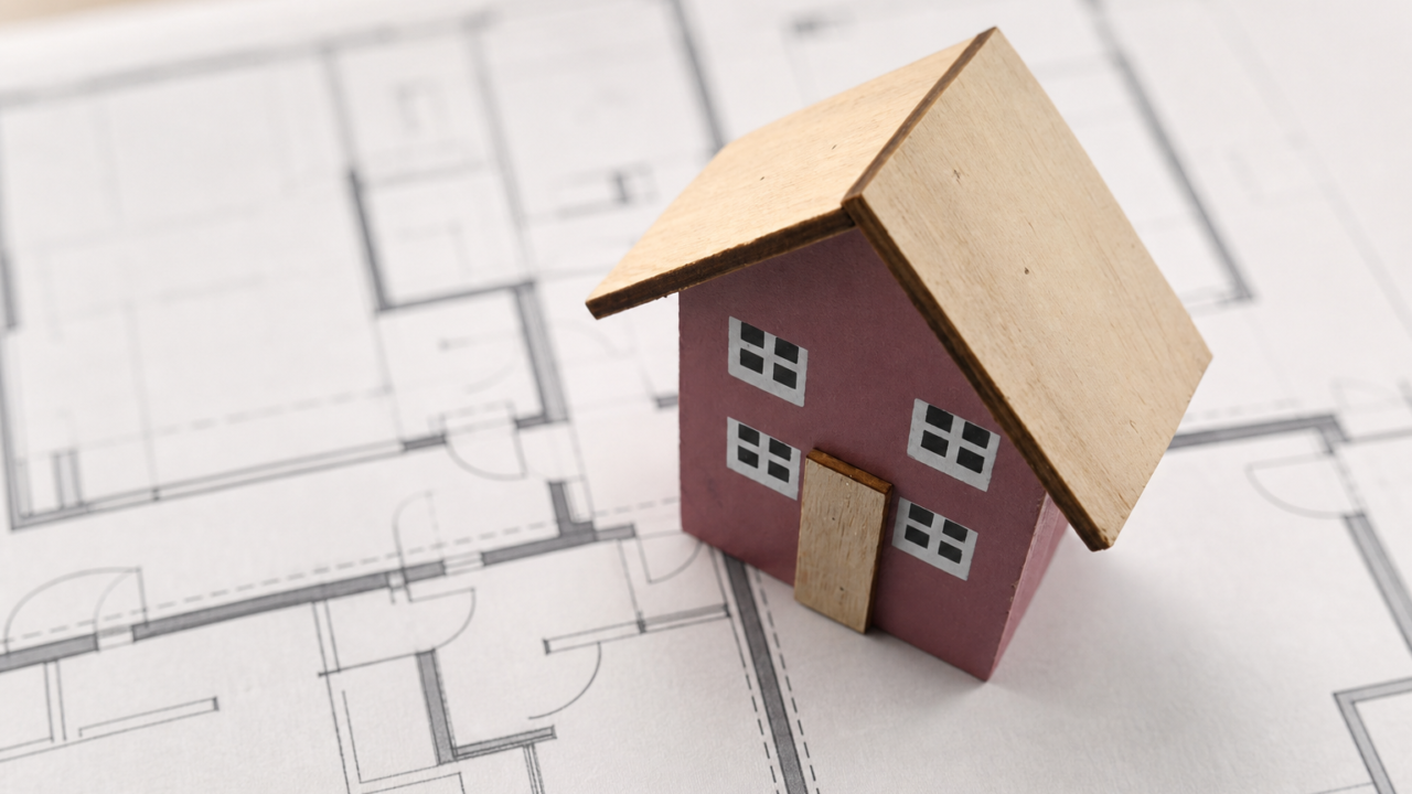 Maison miniature sur plan de logement