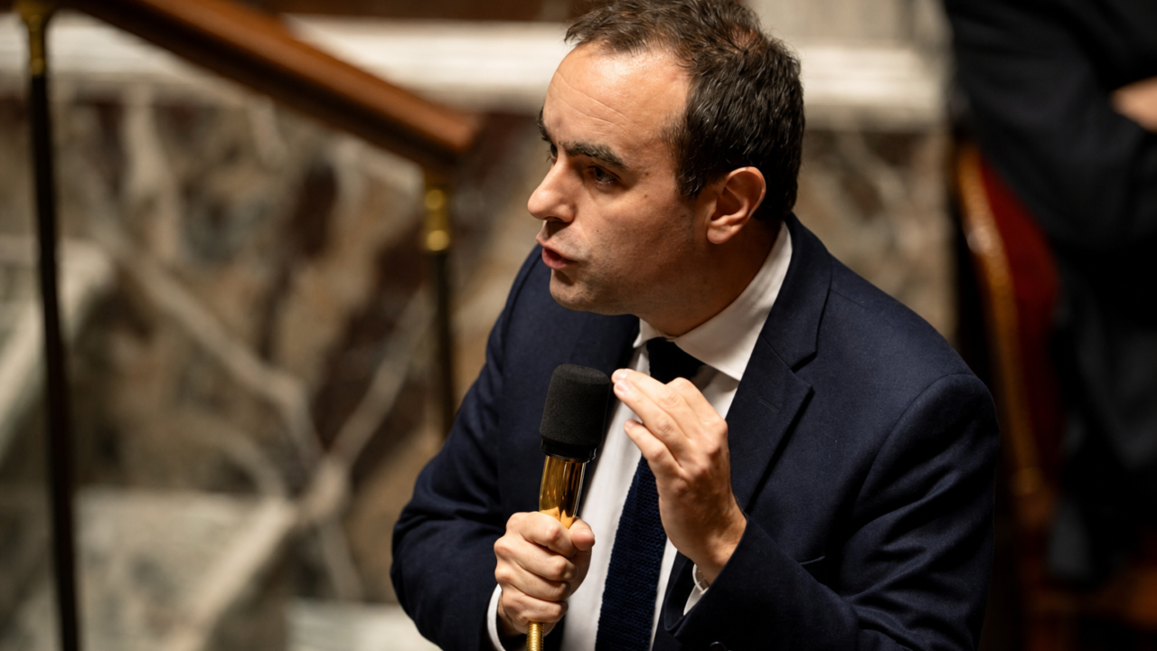 Speaker discussing France defense budget