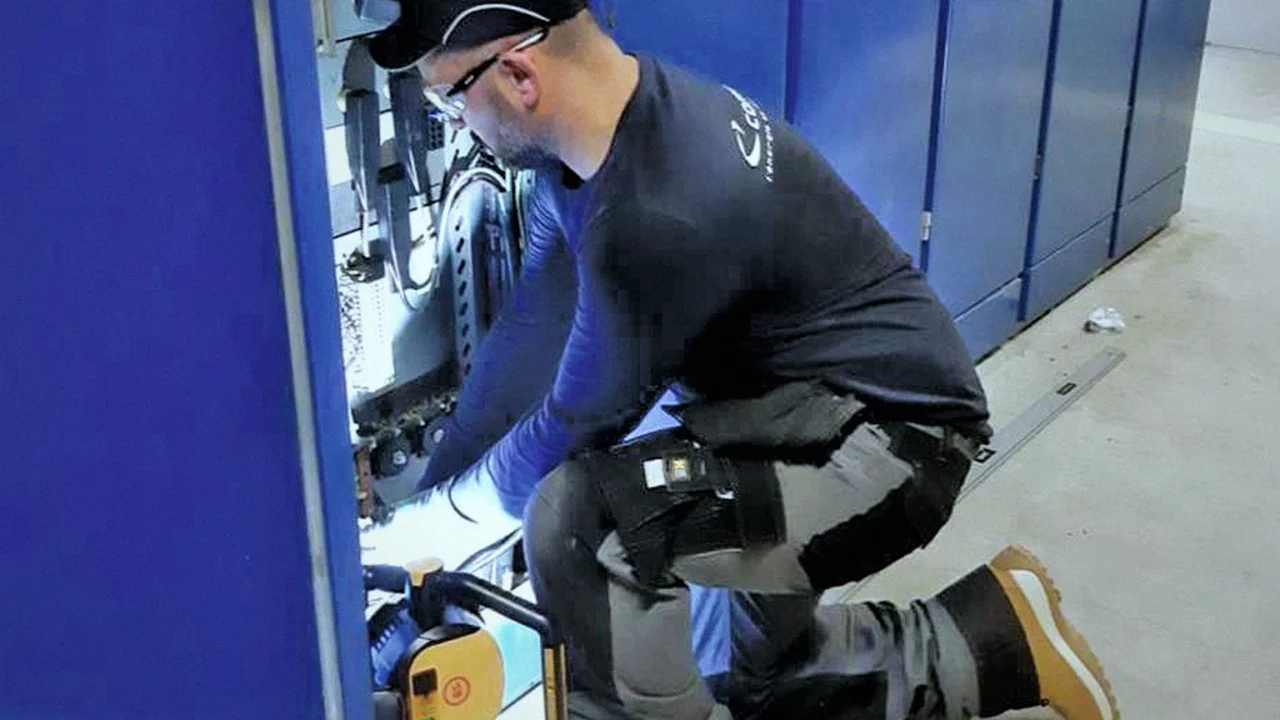 Technicien sur tableau électrique nucléaire