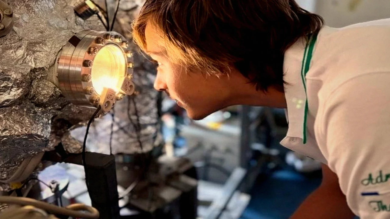 Technicien sur un équipement de fusion nucléaire
